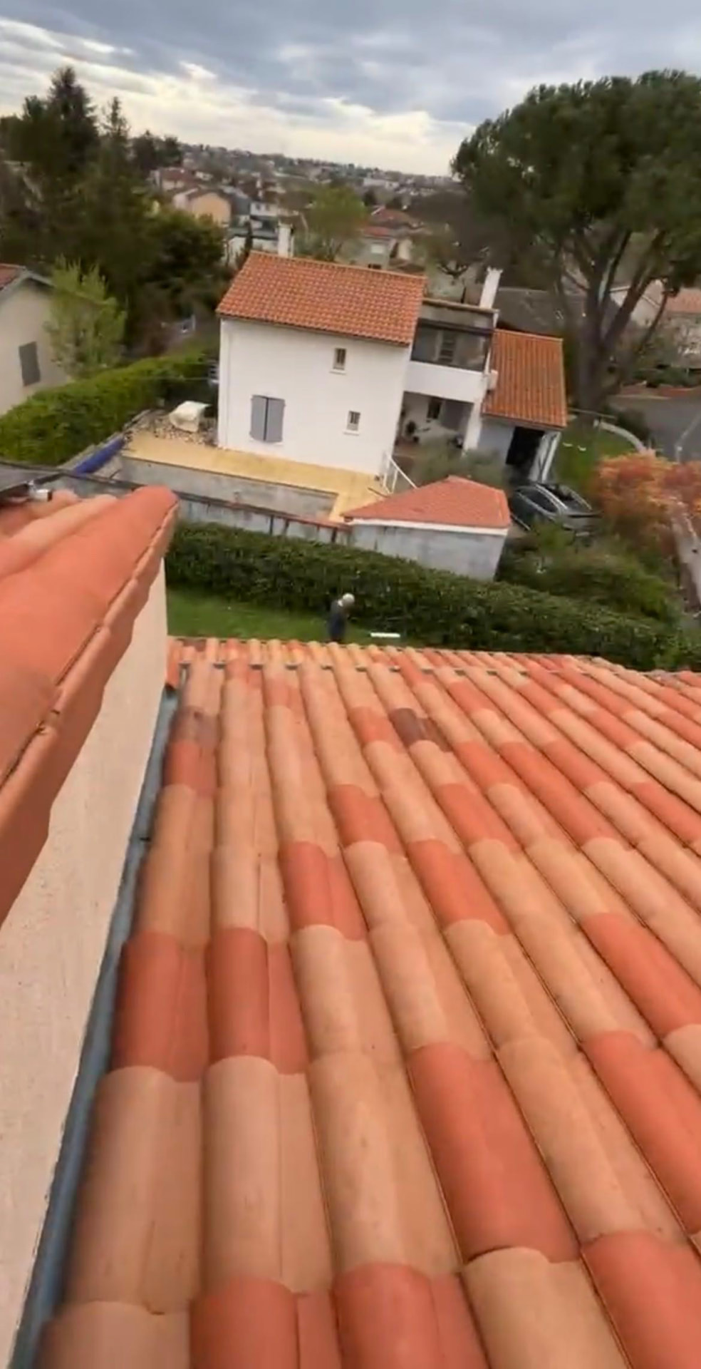 Vue depuis un toit en tuiles sur un quartier résidentiel
